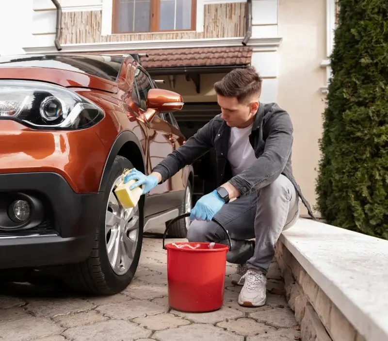 Lavage auto à domicile Pinel-Hauterive : professionnel intervenant sur un véhicule